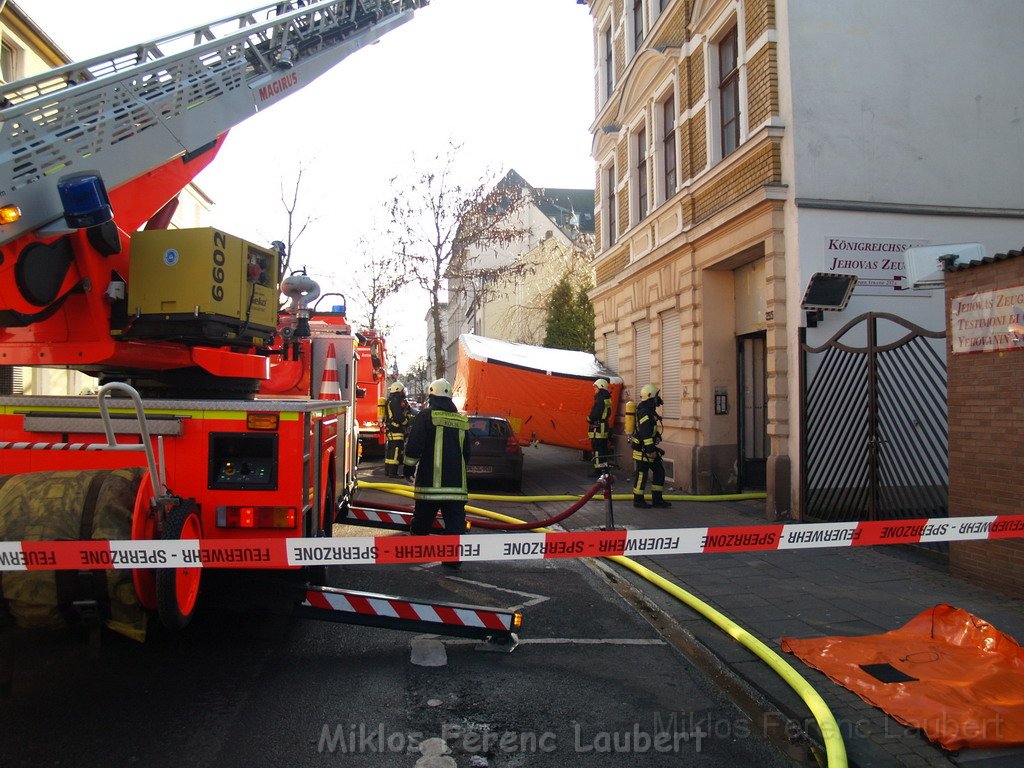 Einsatz Feuerwehr SEK Polizei Koeln Nippes Merheimerstr P003.JPG